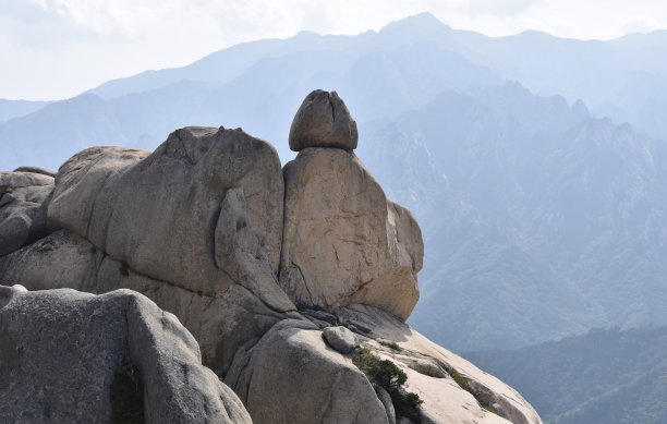 岩石在前景与遥远的蓝山图片下载