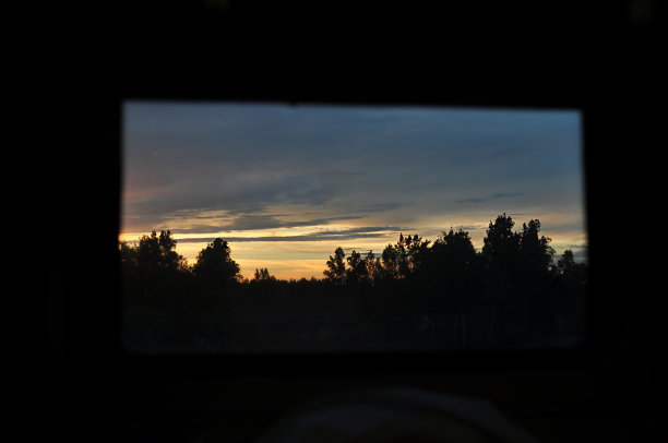 从车厢内可以看到日落和树木等美丽的自然景观。当地的火车旅行。有选择性的重点。图片下载