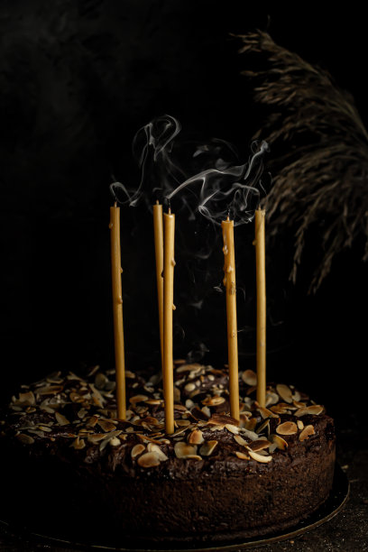 黑色背景上的苹果奶酪派…图片下载