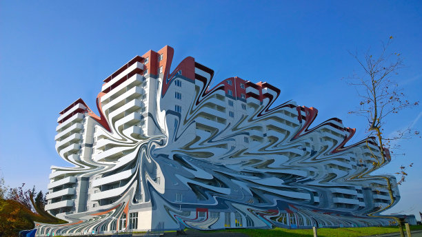 现代建筑立面的创意设计。后现代建筑。住宅开发的设计解决方案。现代主义建筑艺术思想。房地产。抵押与租赁问题概念。图片下载