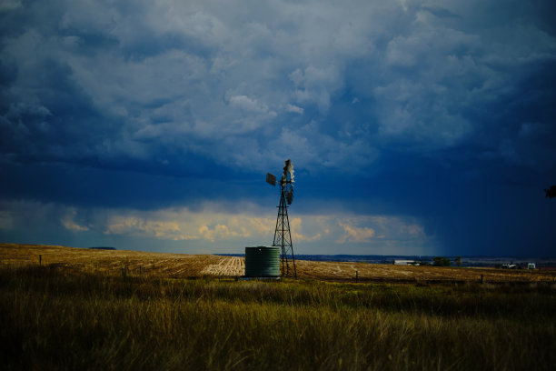 风车和风暴云图片下载