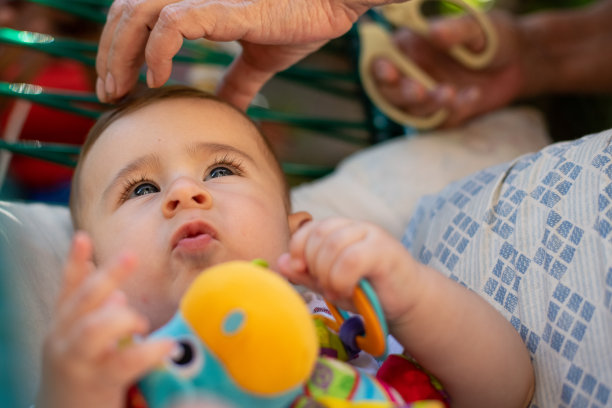 2019冠状病毒病大流行期间在家为婴儿理发。图片下载