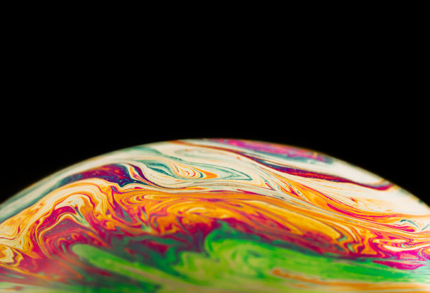 宏观彩色抽象肥皂泡上的黑色背景图片下载