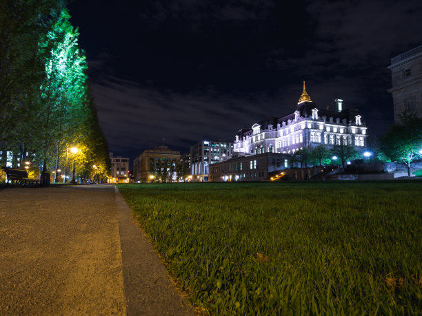 带有紫光设计的高层建筑图片下载