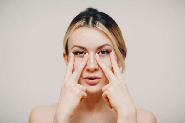 年轻的成年人做面部体操自我按摩和年轻化的练习面部建立皮肤和肌肉提升图片下载