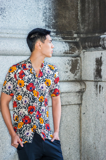 年轻人夏季休闲街头时尚在纽约图片下载