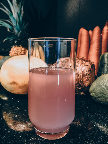 喝多汁的图片下载