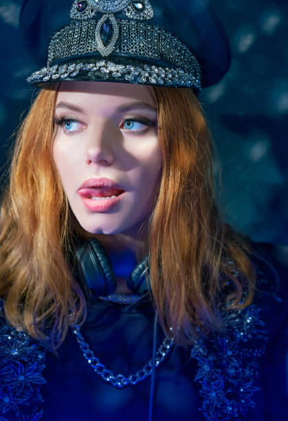 夜店里的年轻女子图片下载