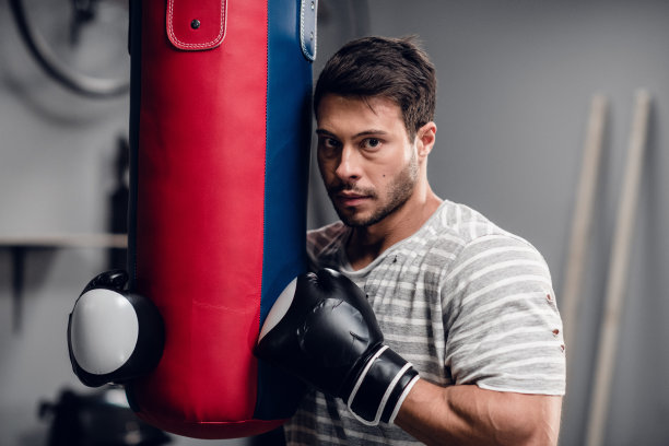 一名运动员正在大厅订婚，他在大厅里摆姿势拍照图片下载