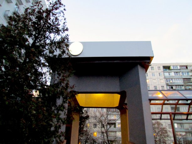 秋暮小区现代建筑入口大门有树图片下载