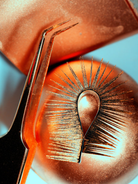 金色睫毛，黄色镊子图片下载