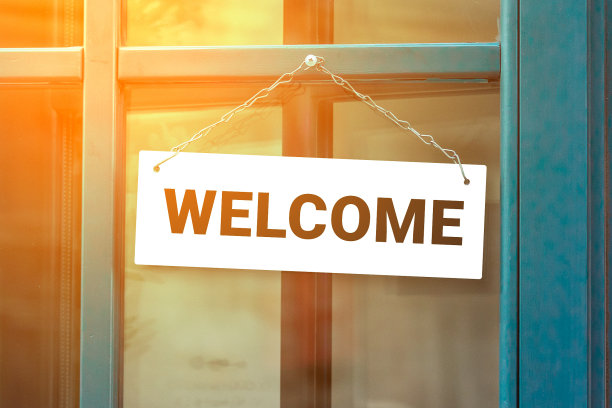 街头咖啡馆的欢迎标志。新冠肺炎封锁后，商店、餐馆、办公室和其他公共场所重新开放图片下载