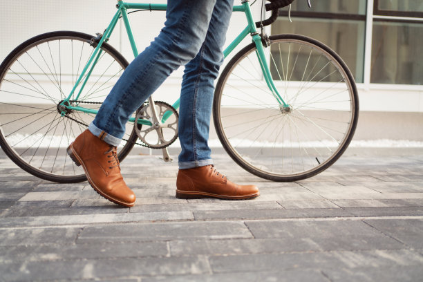 一个不认识的时尚商人骑自行车上班的特写图片下载