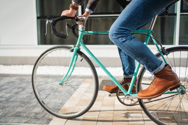 一个不认识的人骑着他的自行车的侧视图图片下载