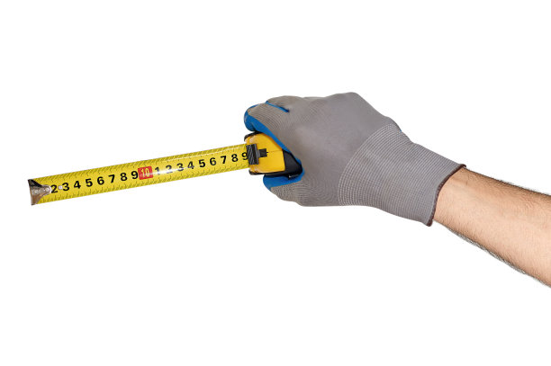一个男人戴着手套的手拿着一厘米长的卷尺图片下载