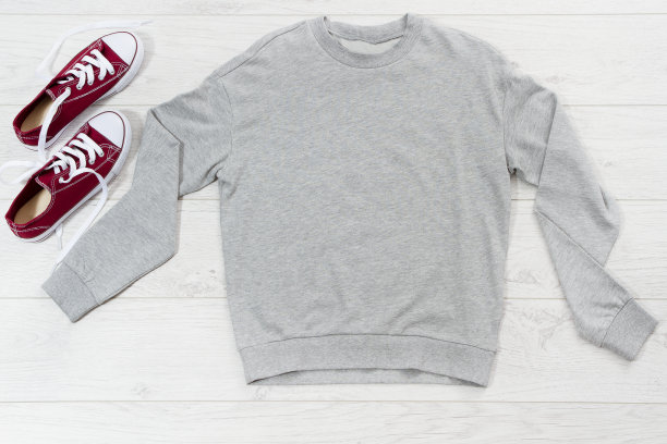 靠近灰色空白模板运动衫连帽衫与复制空间。俯视图样板套头衫上的白色木制背景。休闲的衣服。平铺模板衣服。图片下载