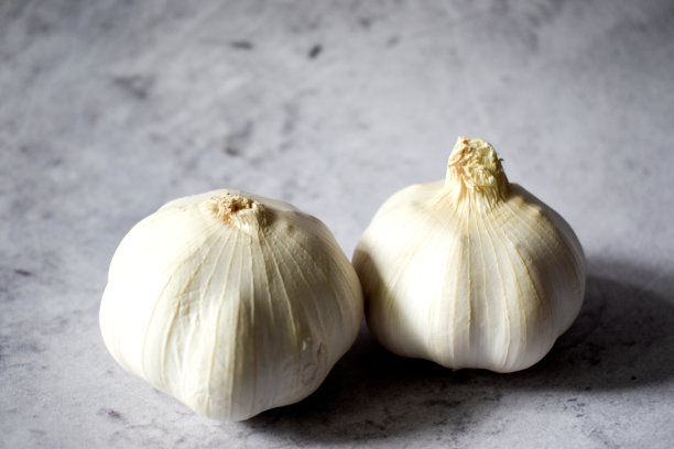 灰色背景上的两个蒜头图片下载