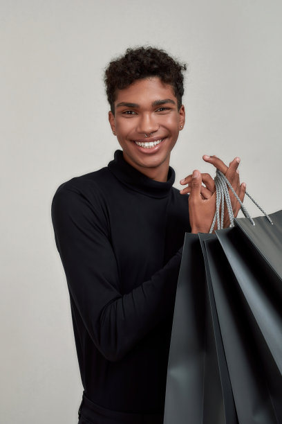 快乐的小男孩与许多包对着镜头微笑图片下载