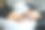 美发师正在为一位顾客涂抹洗发水并按摩头发。一个男人正在美发厅洗头。图片下载