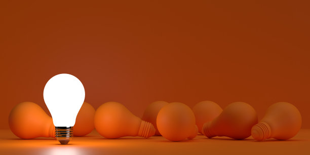 创意和创新概念:灯泡是发光的。图片下载