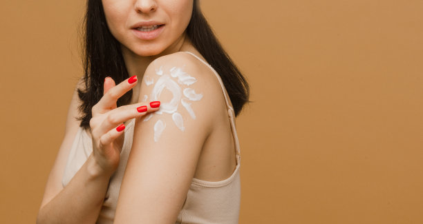 特写照片美丽和健康的女孩与防晒霜，年轻和健康的身体摆姿势在内衣。运动、健身、饮食、营养保健理念图片下载