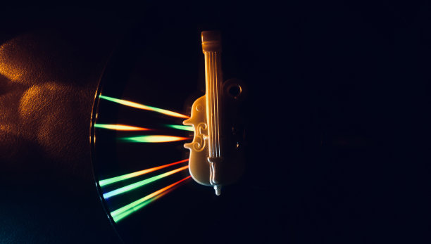 塑料玩具吉他与彩色射线独特的照片图片下载