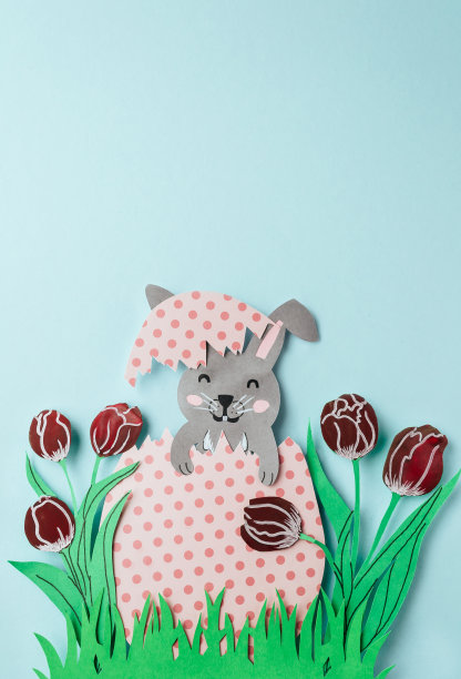 DIY复活节贺卡。一大堆贺卡或请柬，上面画着兔子在装饰的大鸡蛋里，周围是郁金香，背景是天堂。3 d剪纸。礼物的想法,装饰。副本的空间。图片下载