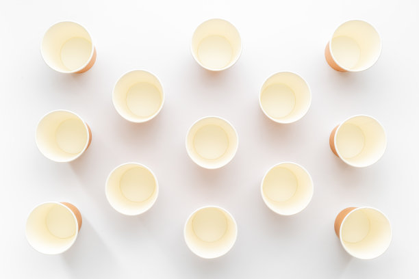 很多纸杯可以带走咖啡或茶图片下载