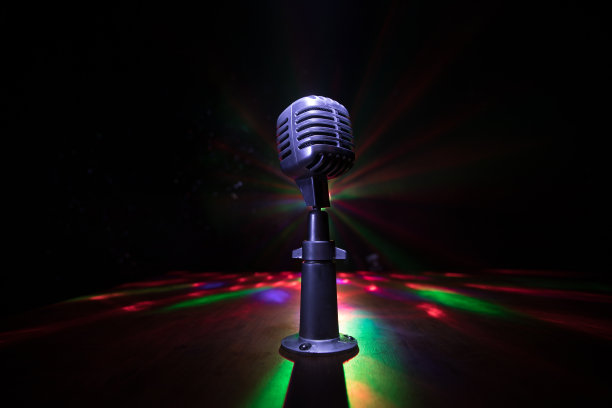 音响室或舞台上的声音、音乐、卡拉ok麦克风。麦克风技术。声音，音乐会娱乐背景。语音广播设备。现场流行，摇滚音乐表演图片下载