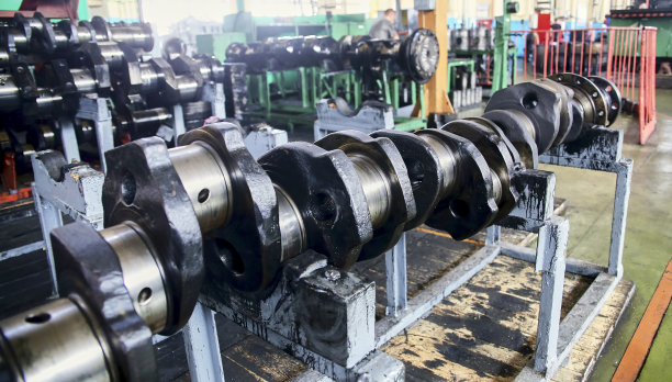 发动机曲轴在工厂，曲轴，仓库，车间图片下载