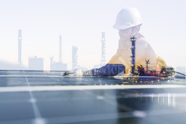 在炼油厂图像背景上安装太阳能电池板的工人的合成图像图片下载