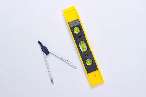 白色工作室背景上的施工水平和指南针。前视图。极简主义图片下载