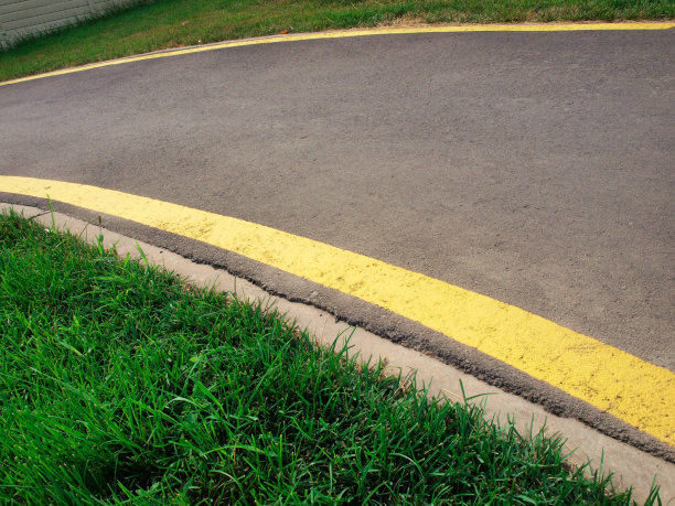 骑自行车或慢跑跑道和绿色草地图片下载
