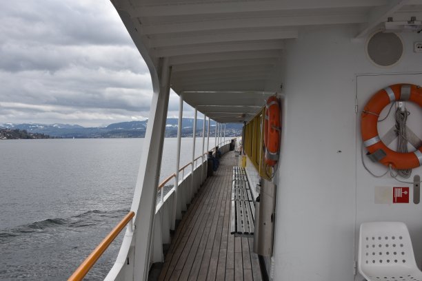 从左舷看主甲板，一艘涂成白色的旅游摩托艇在苏黎世湖上从苏黎世市到Rapperswill。图片下载