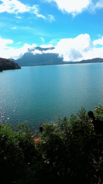 在印度尼西亚的一座山上有一个湖。图片下载