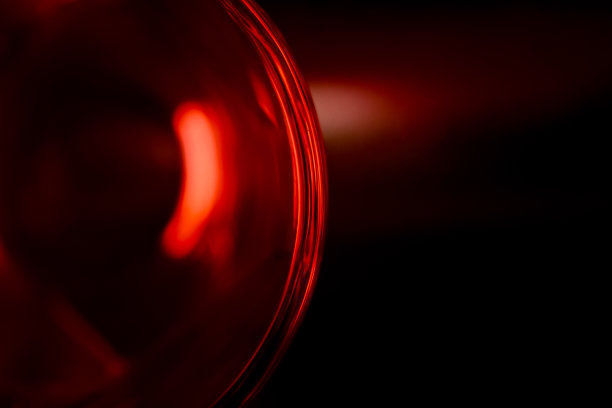 红色弯曲玻璃与深色背景照片图片下载