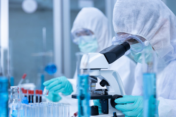 亚洲人科学家用显微镜观察血样素材图片