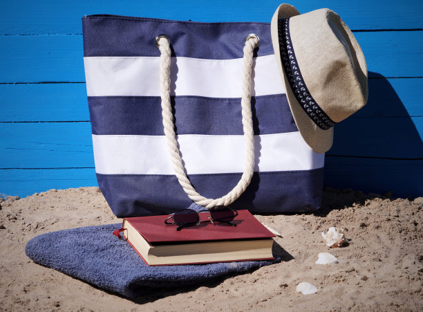 海滩上平静的一天图片下载