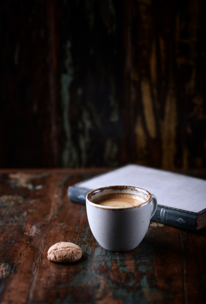一杯咖啡和意大利饼干，背景是质朴的木头。图片下载