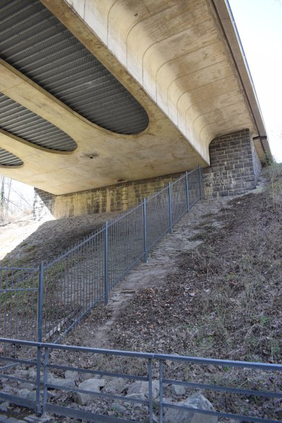 低公路大桥图片下载