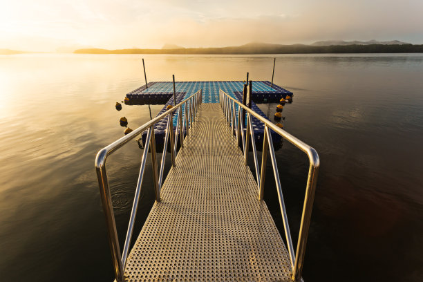 旅游港口在七彩日出的磐三庄泰，攀雅图片下载