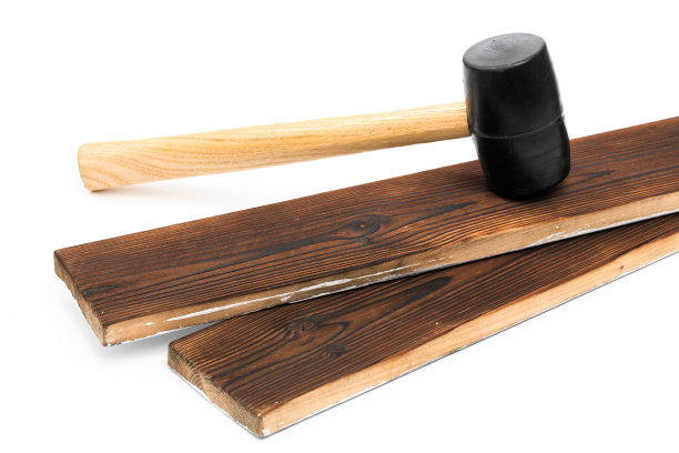 橡胶锤与木板隔离在白色背景上-工具图片下载