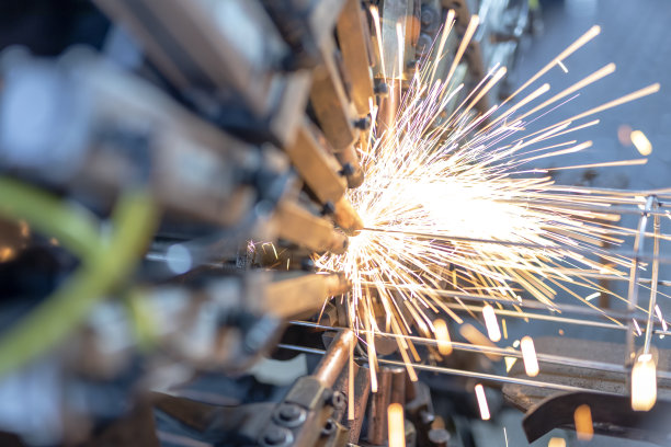 电阻焊(RSW, ERW)。它是由电流通过金属材料的一系列热电阻和电阻而产生的热量。图片下载