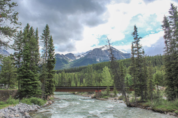 这是班夫国家公园附近的山脉和河流森林的风景图片。图片下载