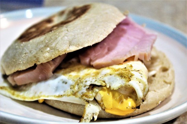 版税免费照片-最好的早餐三明治-孤立接近火腿，鸡蛋，奶酪烤英式松饼-奇妙的食物背景网站，菜单照片，食物博客，或广告-一个更好的鸡蛋松饼三明治早餐图片下载