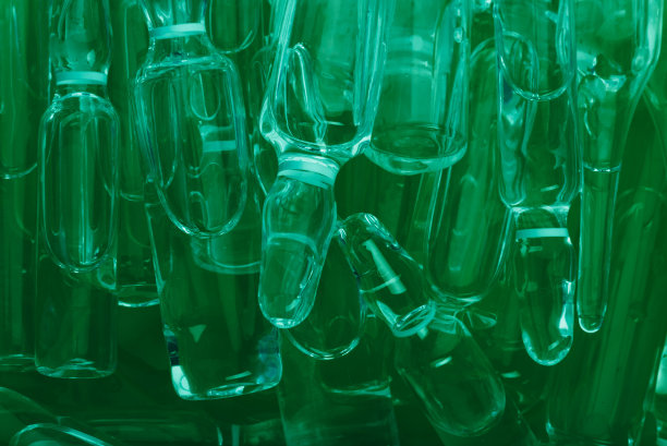 注射用医用玻璃安瓿瓶。药是以壶腹中的水溶液为液体氯化钠。关闭了。瓶安瓿多色。图片下载