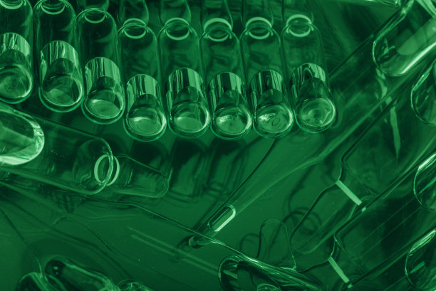 注射用医用玻璃安瓿瓶。药是以壶腹中的水溶液为液体氯化钠。关闭了。瓶安瓿多色。图片下载