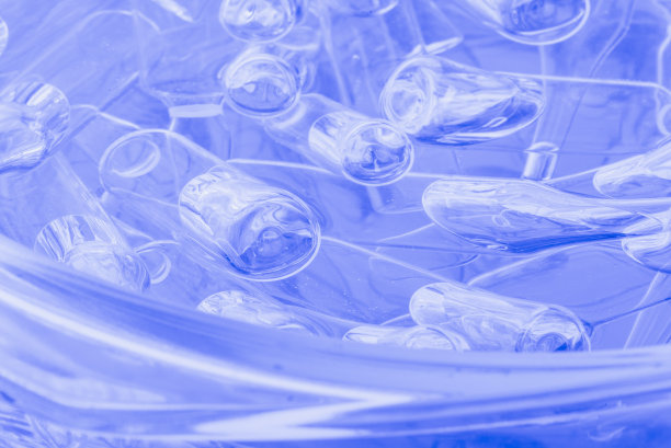 注射用医用玻璃安瓿瓶。药是以壶腹中的水溶液为液体氯化钠。关闭了。瓶安瓿多色。图片下载