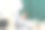 可爱的女老师在她的工作地点坐在桌子上，手里拿着文件完成任务后图片下载