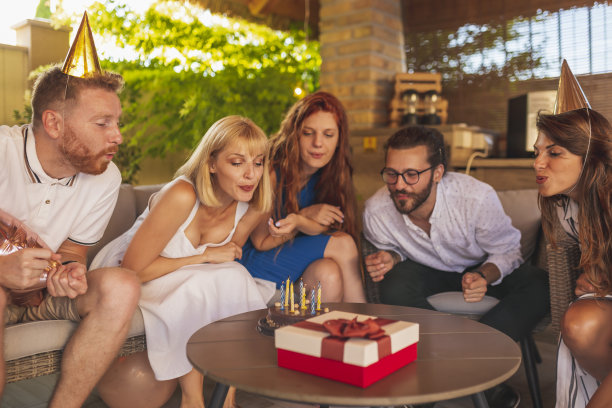 朋友们吹生日蛋糕上的蜡烛图片下载